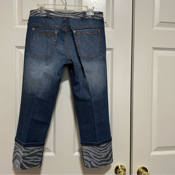 V Christina Fancy Denim Capris - Picture 3 of 8